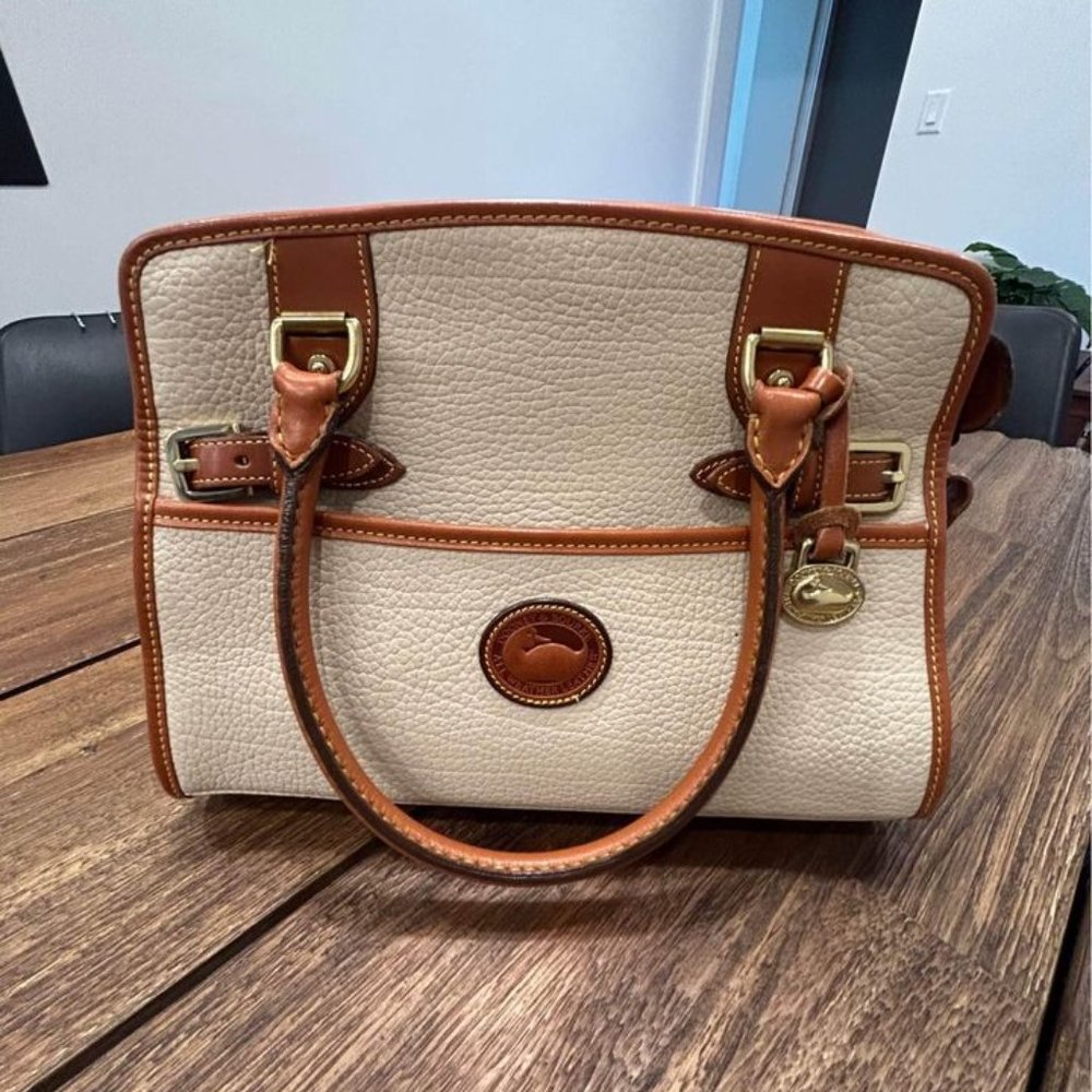 Dooney & Bourke handbag. Excellent condition. High quality leather. Zipp…